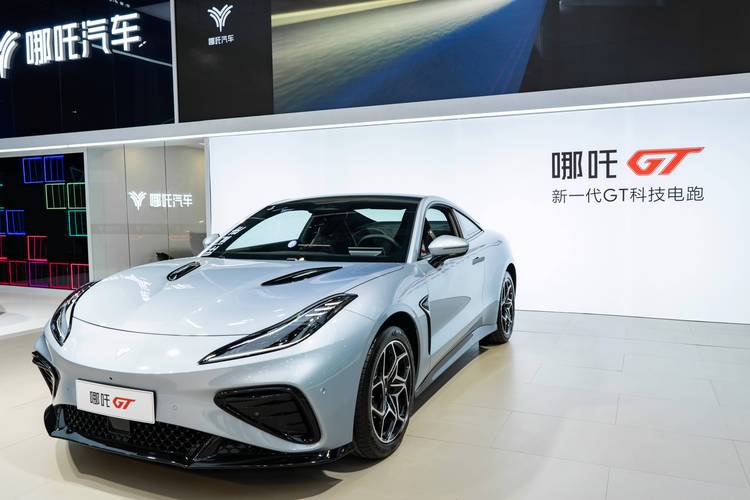 惠州242哪吒汽车在智能汽车领域的表现，领途汽车在新能源汽车市场中的影响力